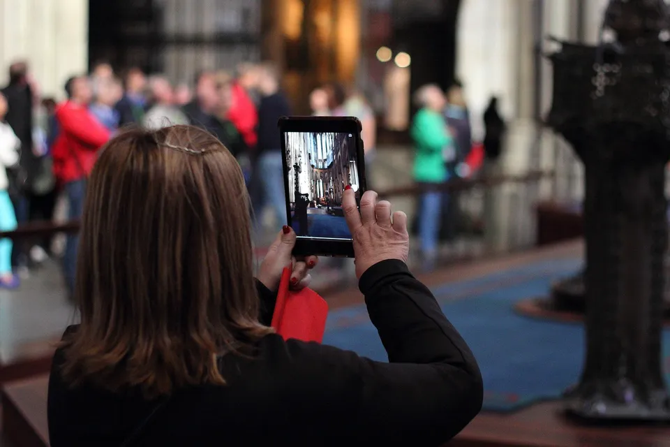 tomando fotos, mujer, turistas de la foto, visita turística, tablet, turistas