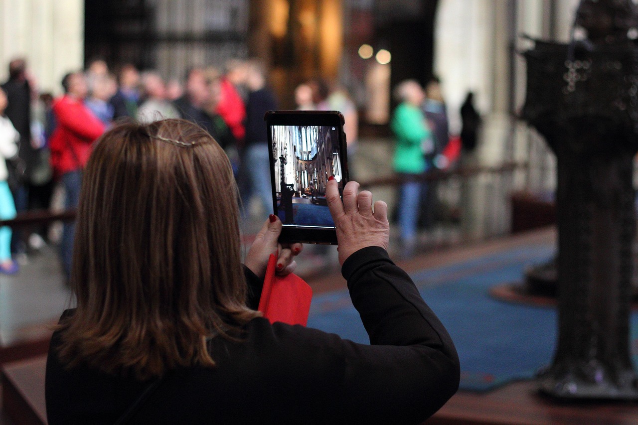 tomando fotos, mujer, turistas de la foto, visita turística, tablet, turistas