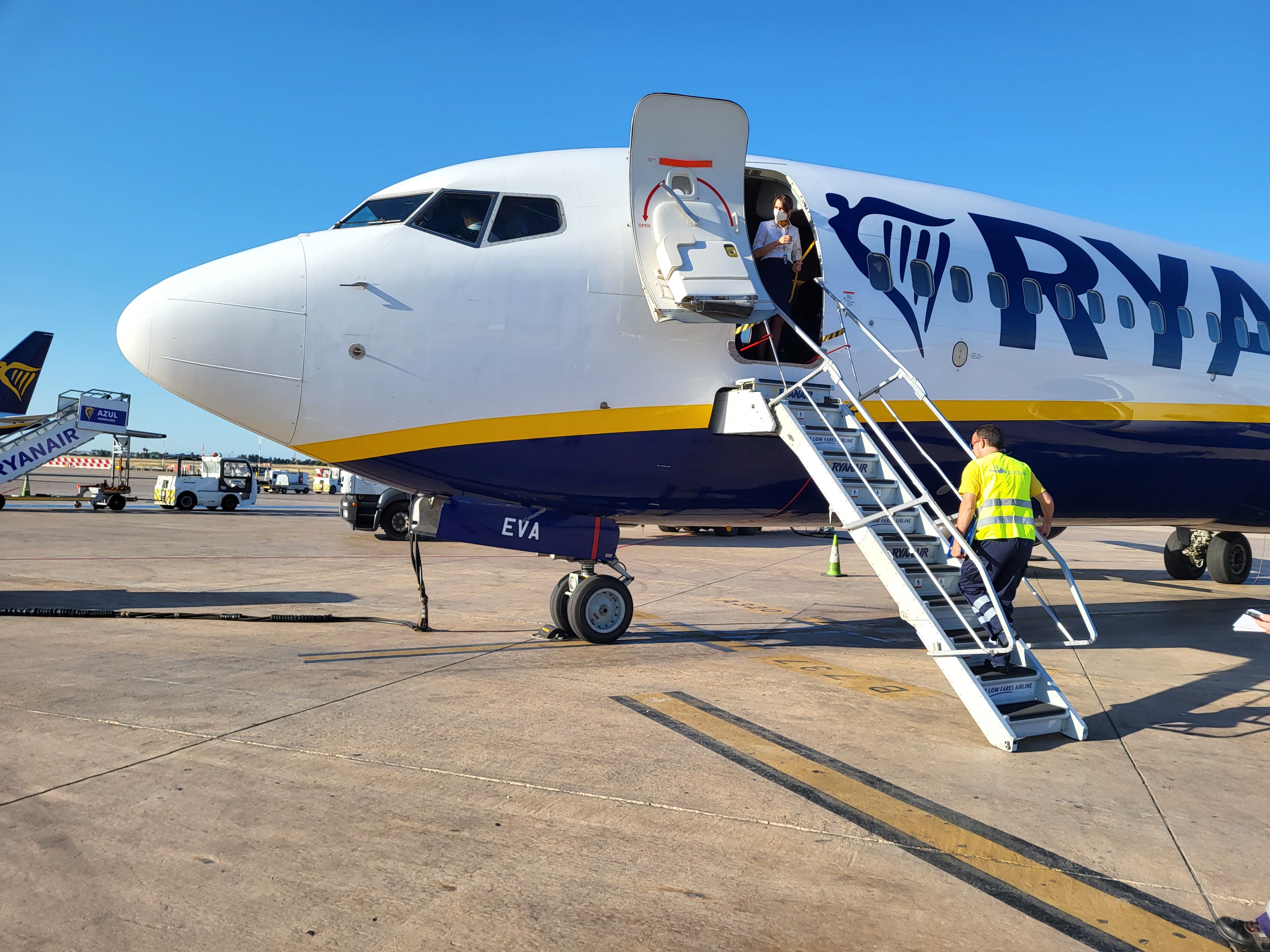 Pasajero accediendo a un avión